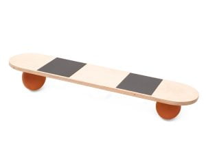 Skateboard sur des balles en caoutchouc